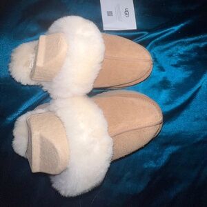 UGGs Women Size 6 Platform Slipper